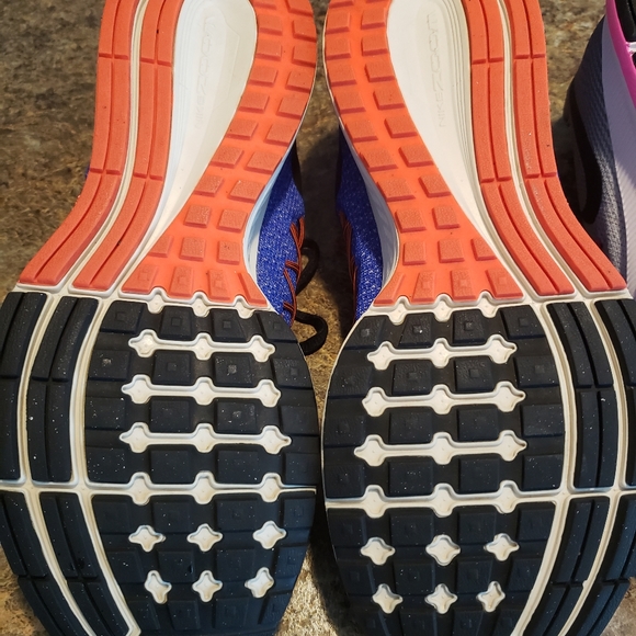 Womans Nike shoes - Picture 2 of 6